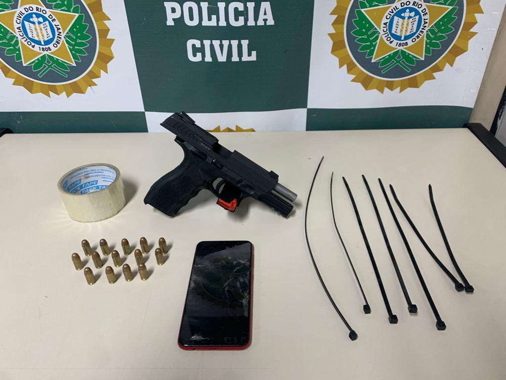 Foram apreendidas munições, celular e uma arma de fogo Divulgação/Polícia Civil