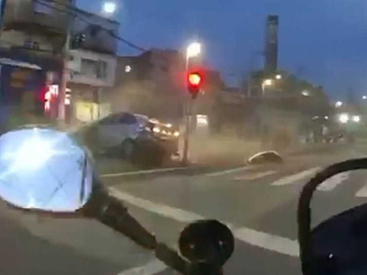 Vídeo: Suspeito tenta fugir e bate carro em poste em São Bernardo do Campo (SP)