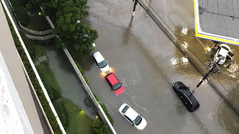 Chuva forte provoca alagamento em SP  Reprodução / Twitter