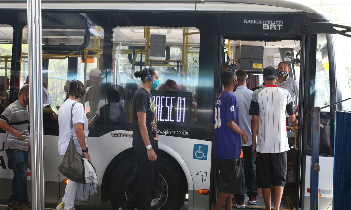 Nos últimos 14 dias, houve um aumento de 156% no número de internações por Covid-19.  Foto: Rovena Rosa/Agência Brasil