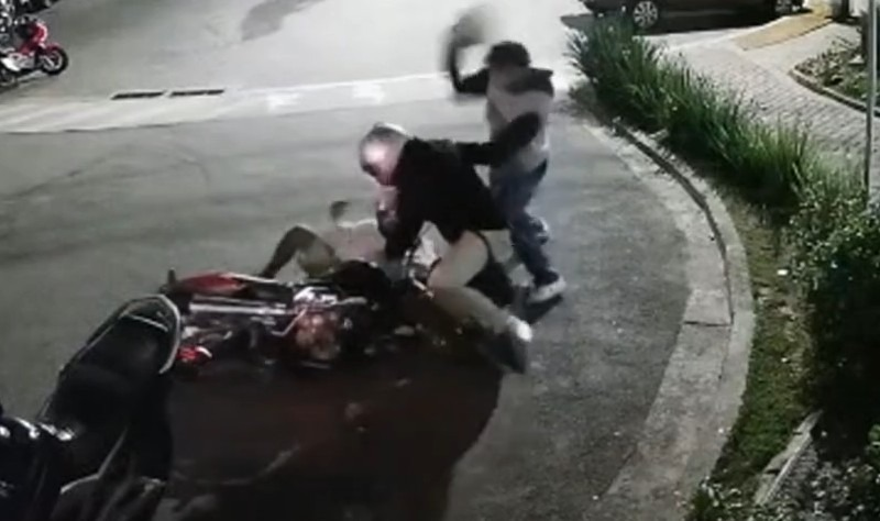 Homem entra em luta corporal com bandidos e evita roubo de moto