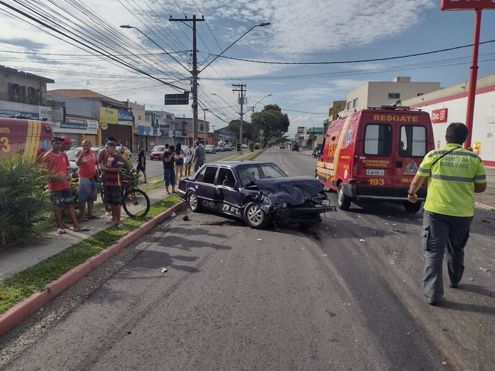 Acidente deixou três pessoas feridas na zona sul de São José dos Campos Reprodução/Redes Sociais