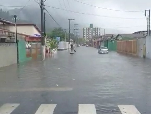 Caraguatatuba entra em estado de atenção após 60mm de chuva em três horas Reprodução