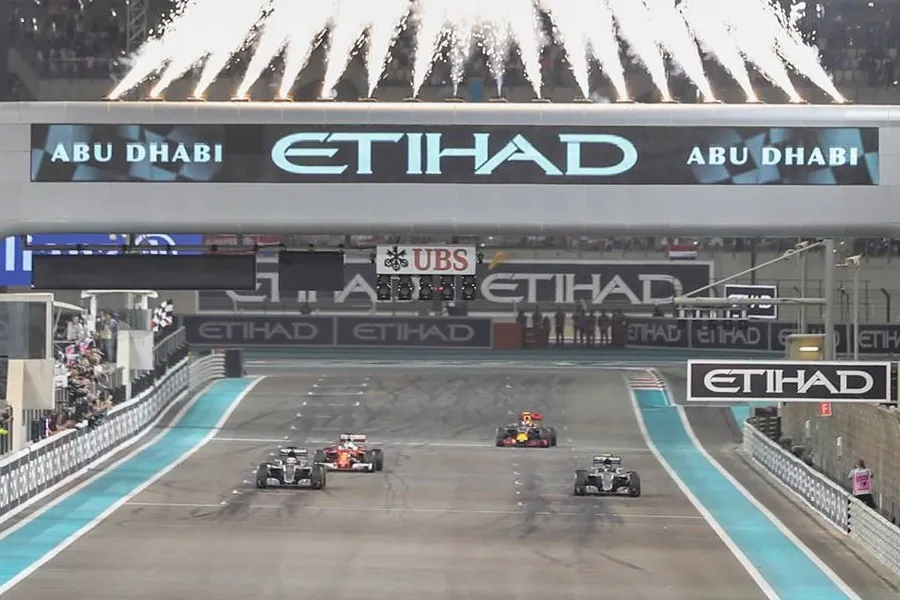 Verstappen e Hamilton serão protagonistas da prova, mas disputas estão abertas no grid