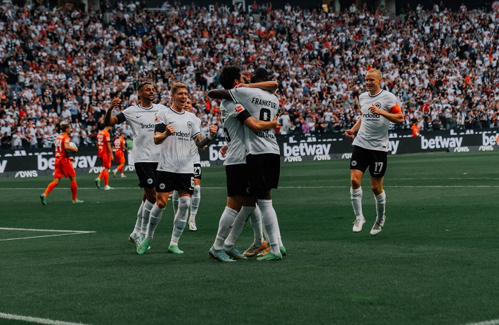 Jogadores do Frankfurt comemoram o segundo gol. Reprodução Eintracht Frankfurt no twitter