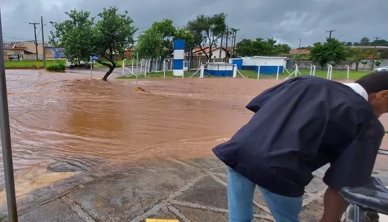 Em alguns bairros da cidade as ruas ficaram alagadas