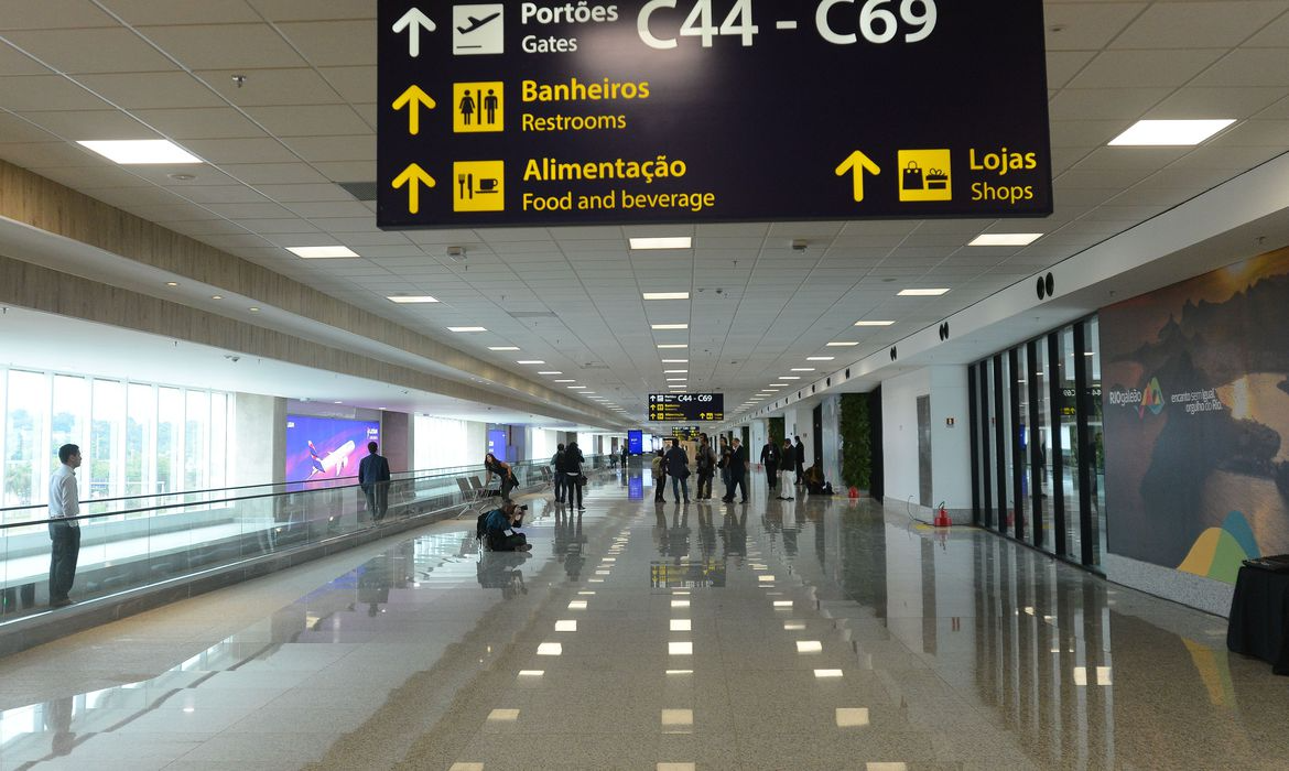 Passageiros de voo cancelado da Latam reclamam de descaso da empresa Tânia Rego/ Agência Brasil