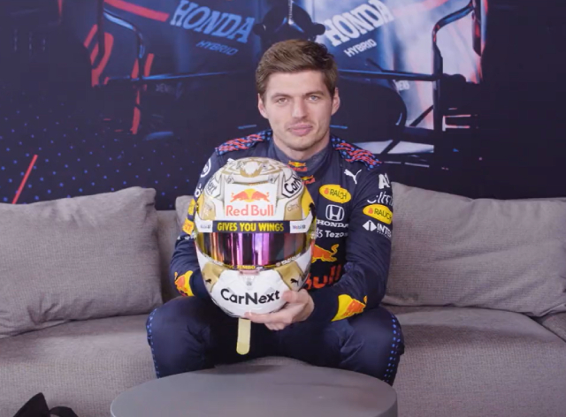 Max Verstappen apresentando seu novo capacete de campeão