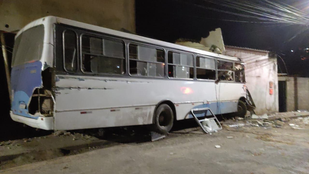 Motorista morre ao bater ônibus contra duas casas em Ouro Branco