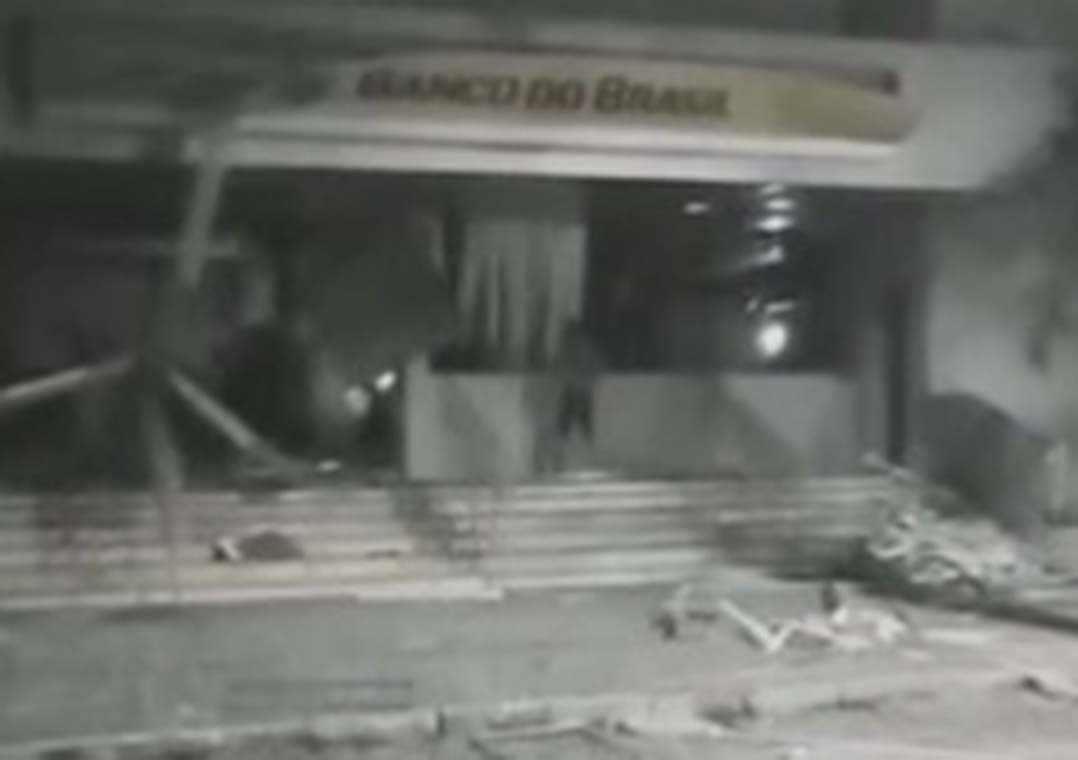 Quadrilha explode agência bancária em Lajes (RN)