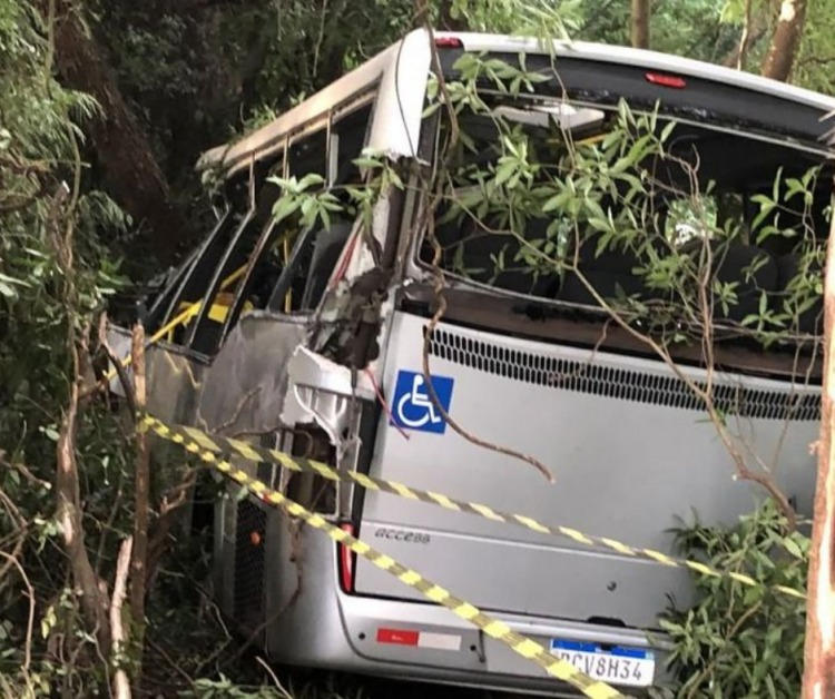 Suspeito de causar acidente com ônibus no Paraná é preso 