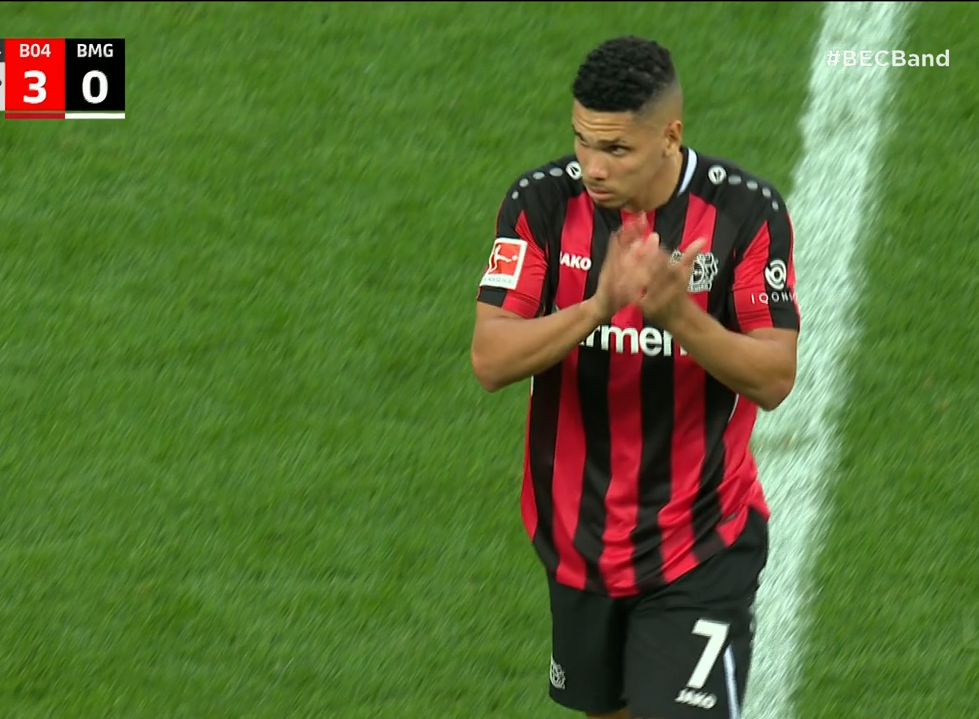 Paulinho foi titular na goleada do Bayer Leverkusen Reprodução/Band