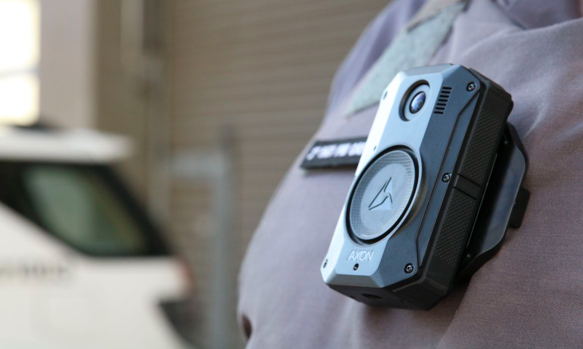 As chamadas bodycams têm capacidade de gravar 12 horas seguidas Rovena Rosa/Agência Brasil