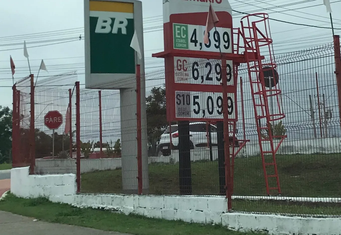 Preço da gasolina sobe novamente em Taubaté e chega a R$ 6,39
