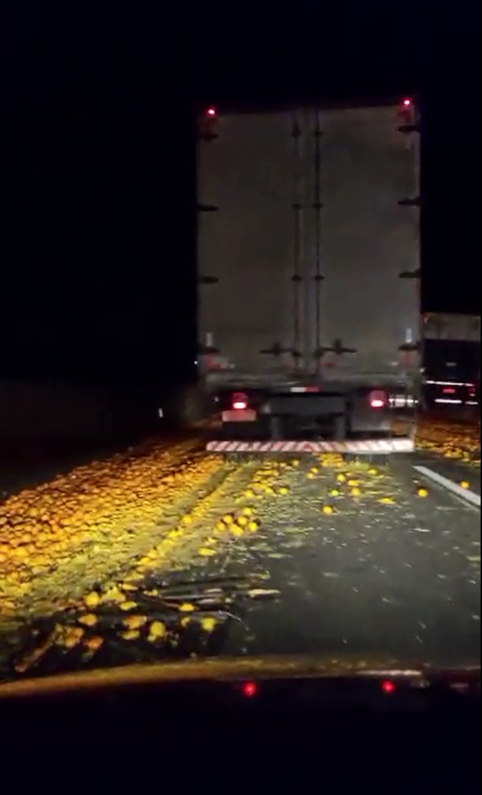 Acidente com caminhão carregado de laranjas causa 7km de lentidão na Dutra