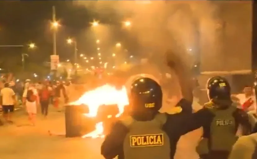 Manifestantes atacam prédios do governo do Peru com coquetéis molotov