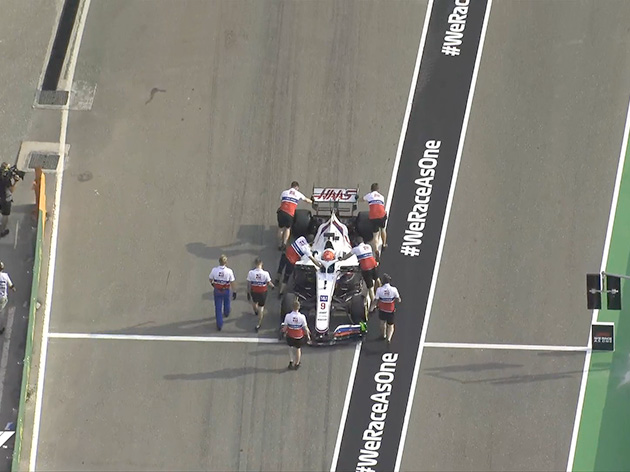 Carro para no pit lane e Mazepin é resgatado por mecânicos da Haas