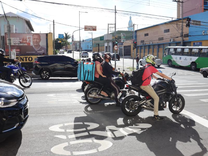 Motociclistas no trânsito de Campinas  Divulgação/Emdec