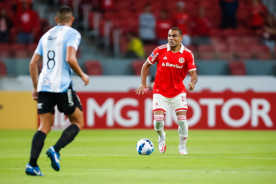 Internacional sofre para arrancar empate com Guaireña