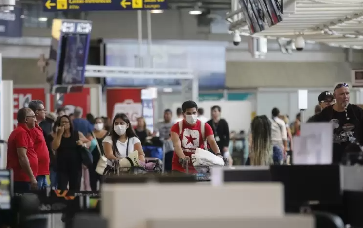 Máscaras voltam a ser obrigatórias em aviões e aeroportos Foto: Agência Brasil