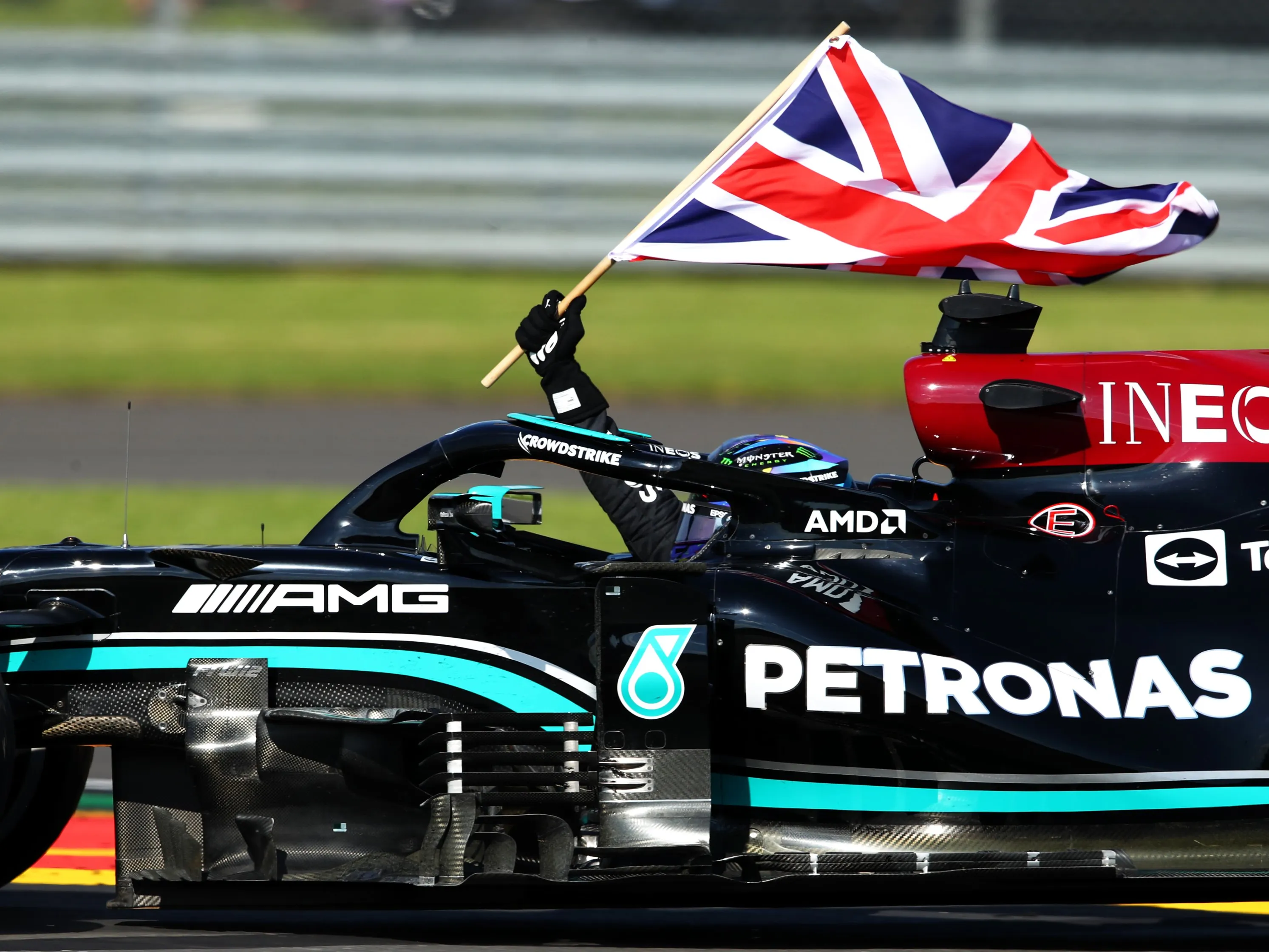 Em prova marcada por acidente entre Verstappen e Hamilton, britânico fez prova estratégica e superou monegasco
