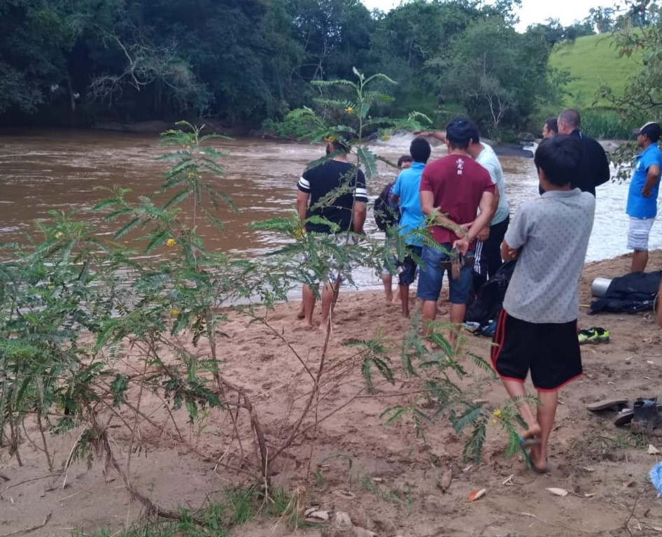 Moradores da região acompanham os trabalhos do Corpo de Bombeiros em busca de criança de 12 anos que se afogou em Cunha Alexandre Toledo/Vale Dia a Dia