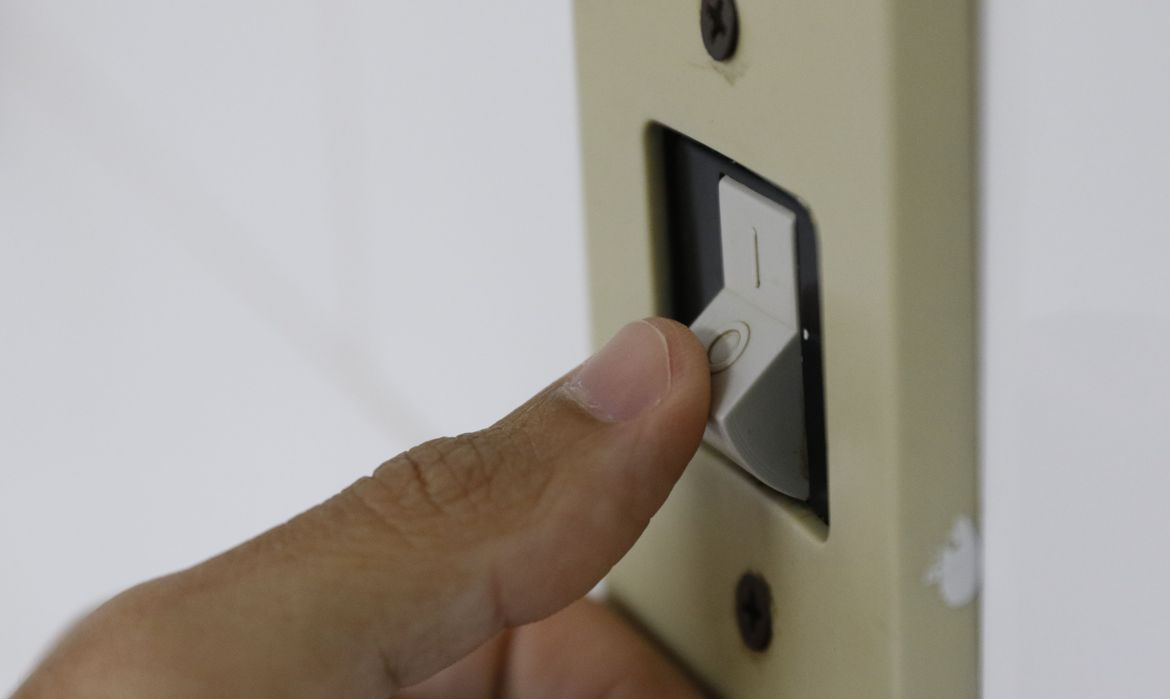 Conta de luz: Reajuste para tarifas da Enel começa a valer em 4 de julho