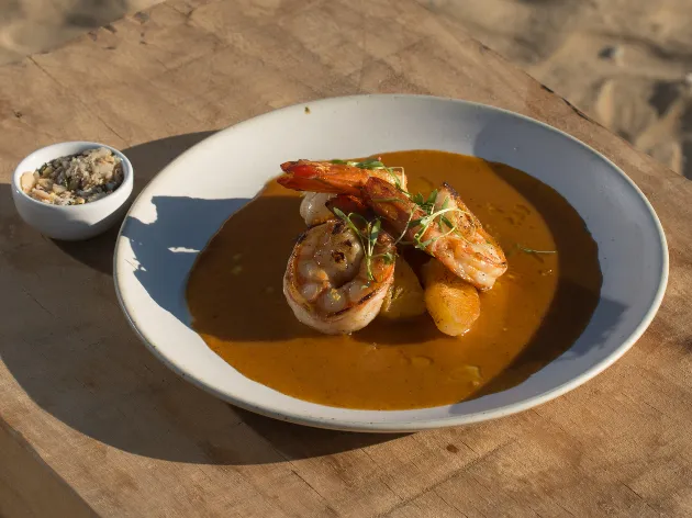 Prato com camarão é o ponto alto do menu preparado pela equipe de Tiago