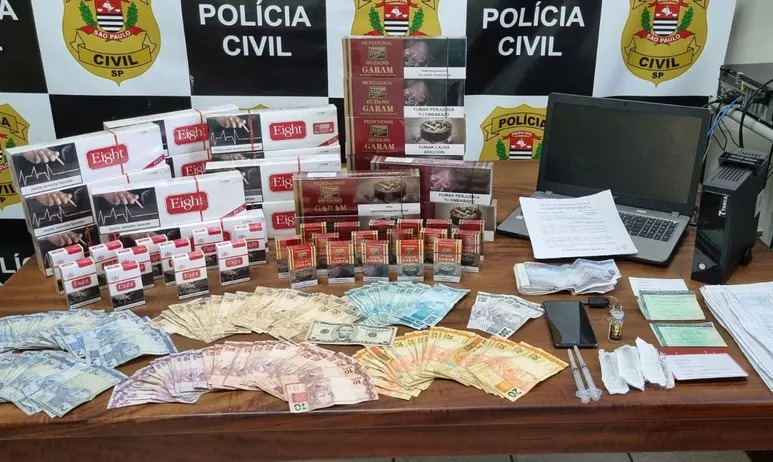 Os policiais apreenderam 468 maços de cigarros, notas de dinheiro, além de outros produtos Divulgação/ Polícia Civil