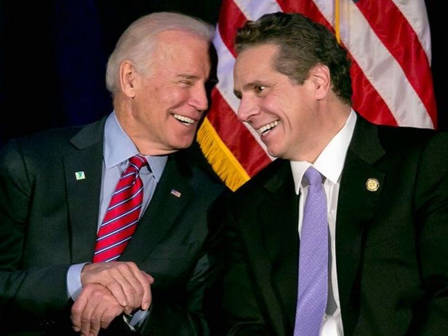 Presidente dos EUA, Joe Biden (esq.), ao lado do governador de Nova York, Andrew Cuomo (dir.) Reprodução/Redes Sociais