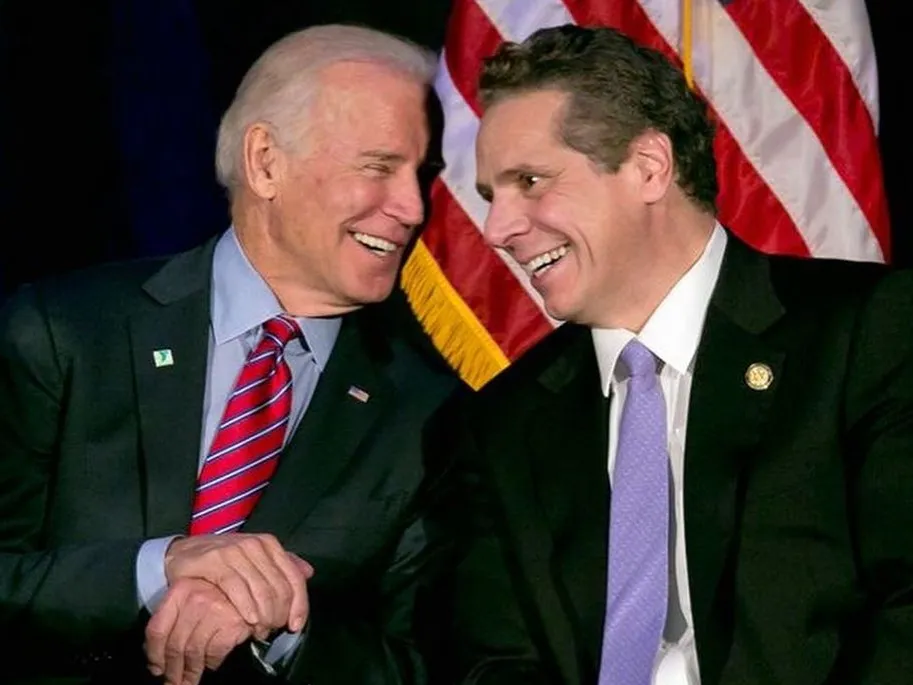 Presidente dos EUA, Joe Biden (esq.), ao lado do governador de Nova York, Andrew Cuomo (dir.)