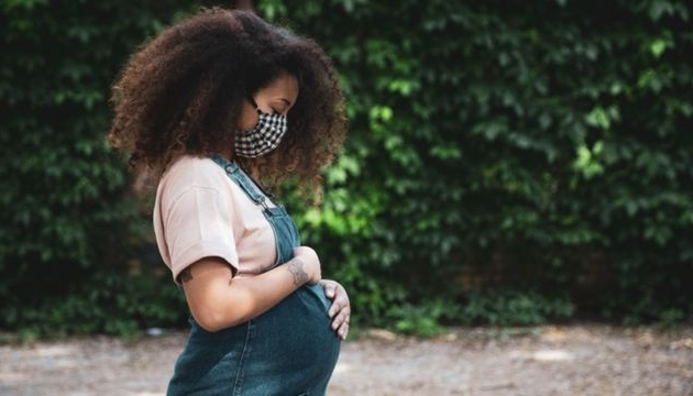 Diversos estados e municípios optaram por suspender a imunização de mulheres grávidas com doses da AstraZeneca Foto: Getty Images