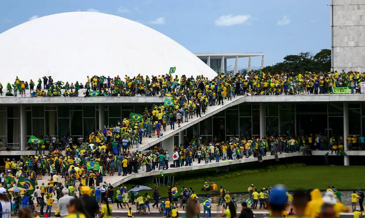 Segurança é reforçada em Brasília e Praça dos Três Poderes é isolada pela PM