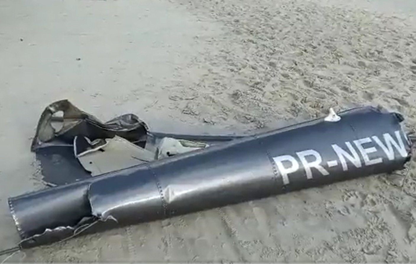 Helicóptero cai em praia de Florianópolis e três pessoas sobrevivem