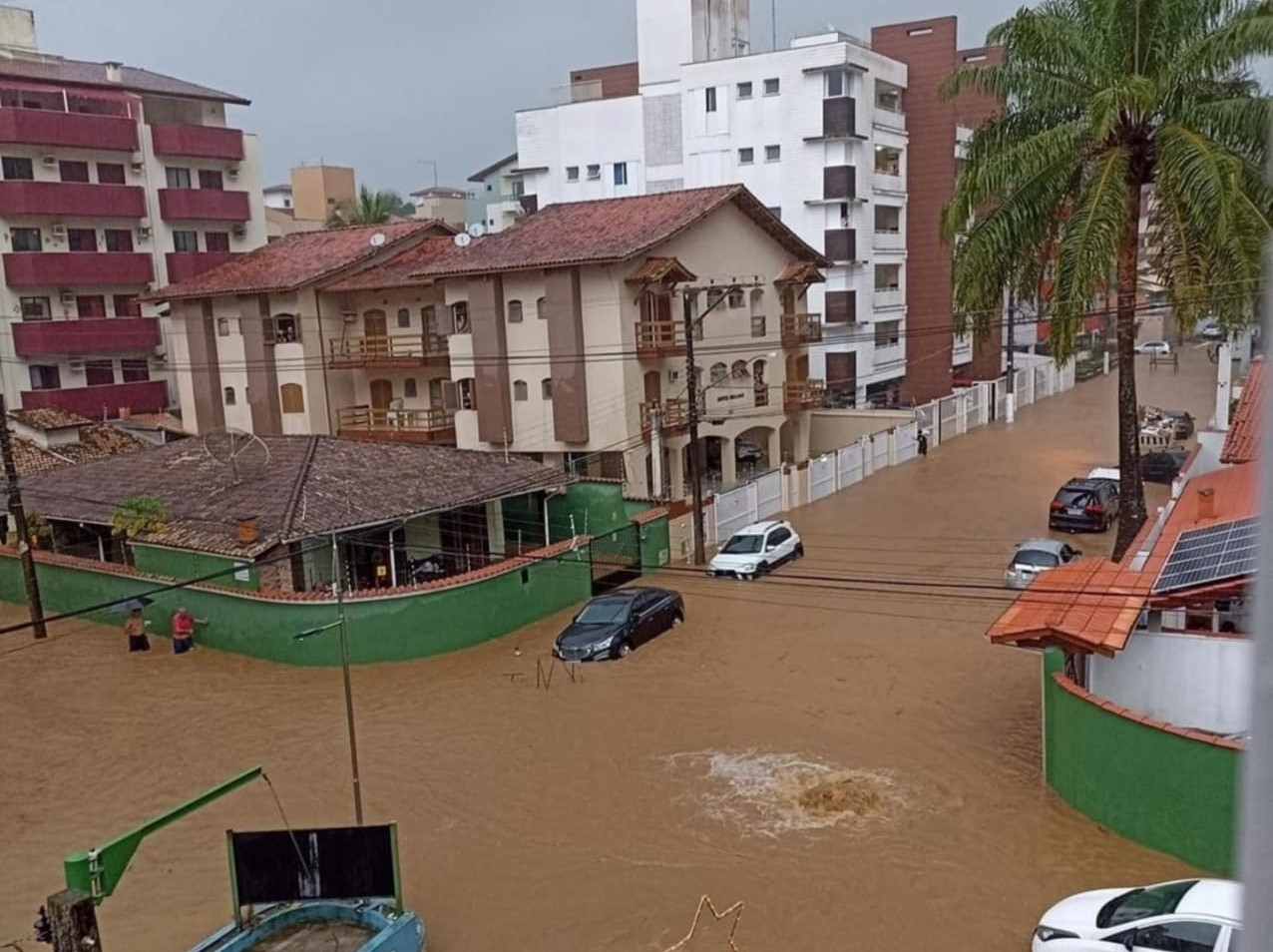 Forte chuva alagou ruas e causou transtornos em Ubatuba na última quinta-feira Alessandra Passaes