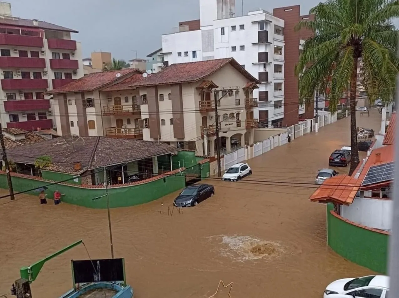 Forte chuva alagou ruas e causou transtornos em Ubatuba na última quinta-feira