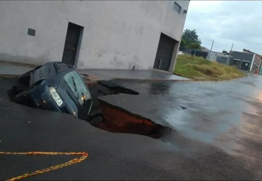 Houve o registro do afundamento de um carro