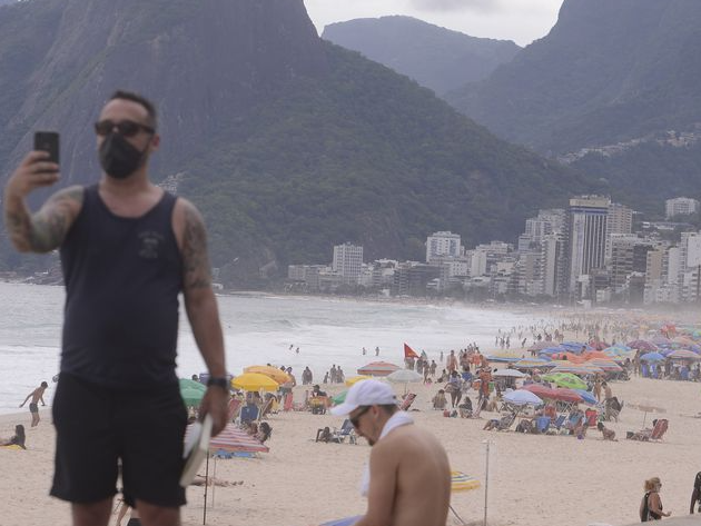 Cariocas já circulam sem máscaras em ambientes abertos  Foto: Agência Brasil 