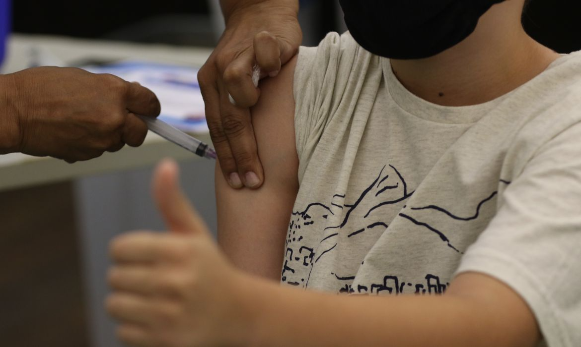 Brasil ainda não aplica vacina contra Covid-19 em menores de 5 anos.  Foto: Tânia Rêgo/Agência Brasil