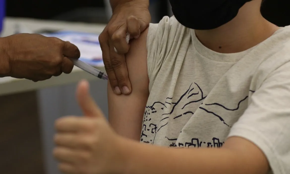 Brasil ainda não aplica vacina contra Covid-19 em menores de 5 anos. 