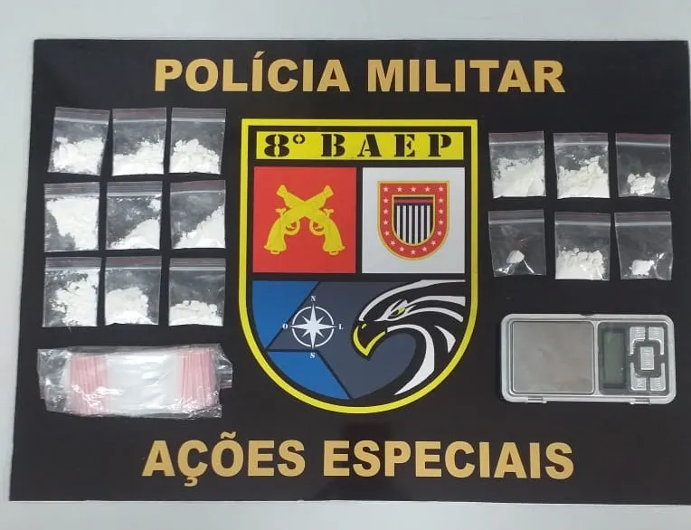 Os policiais também apreenderam balança de precisão