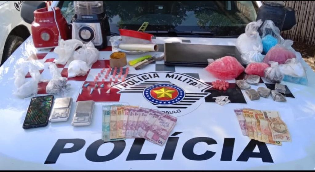 Cocaína, maconha e diversos objetos de preparo e venda de drogas foram apreendidos Divulgação/Polícia Militar