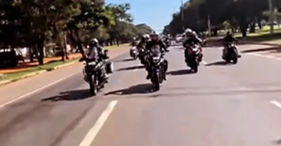 Presidente Jair Bolsonaro passeia de moto nos arredores de Brasília