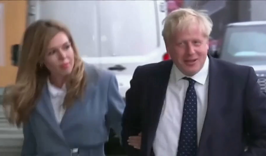 Polícia de Londres multa o premiê Boris Johnson por festa durante a pandemia Reprodução