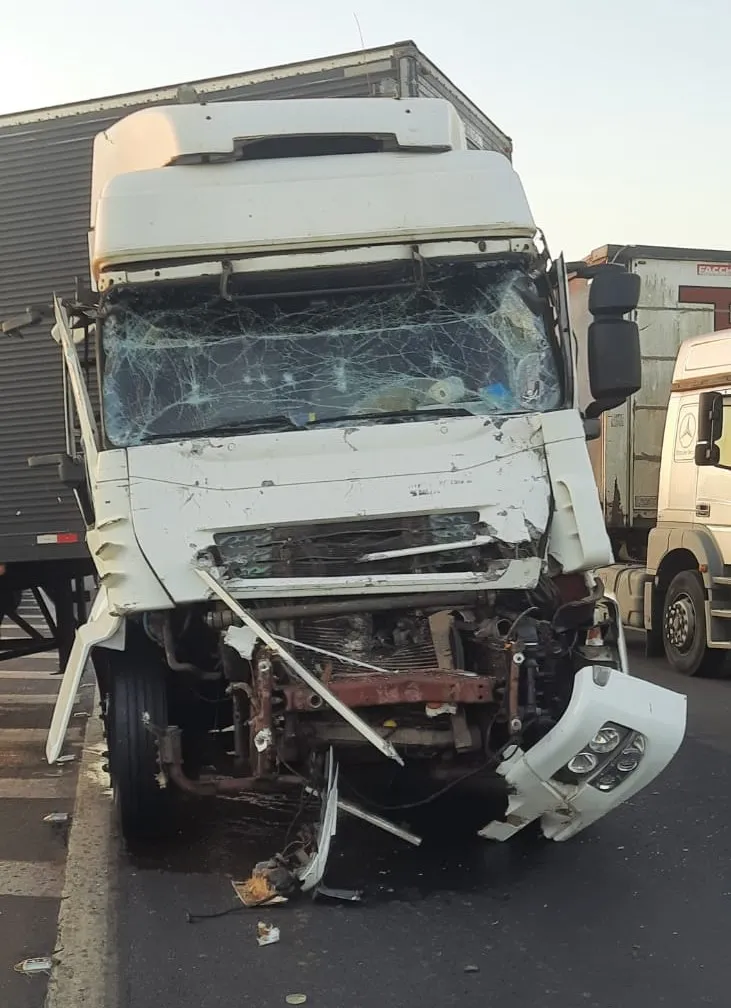 O motorista da carreta teve ferimentos 