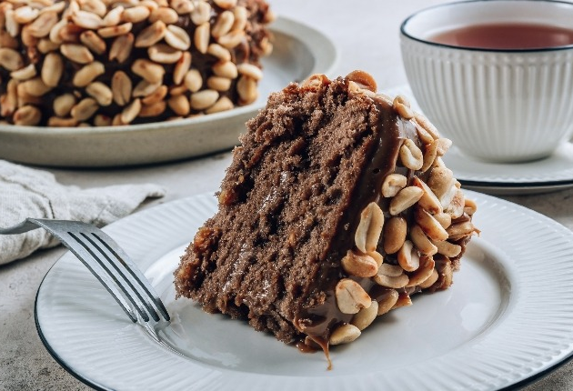 Bolo de chocolate com café na massa e ganache de caramelo