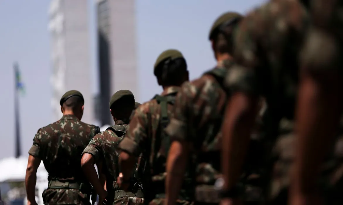 Militares marcam treinamento em frente ao Palácio do Planalto
