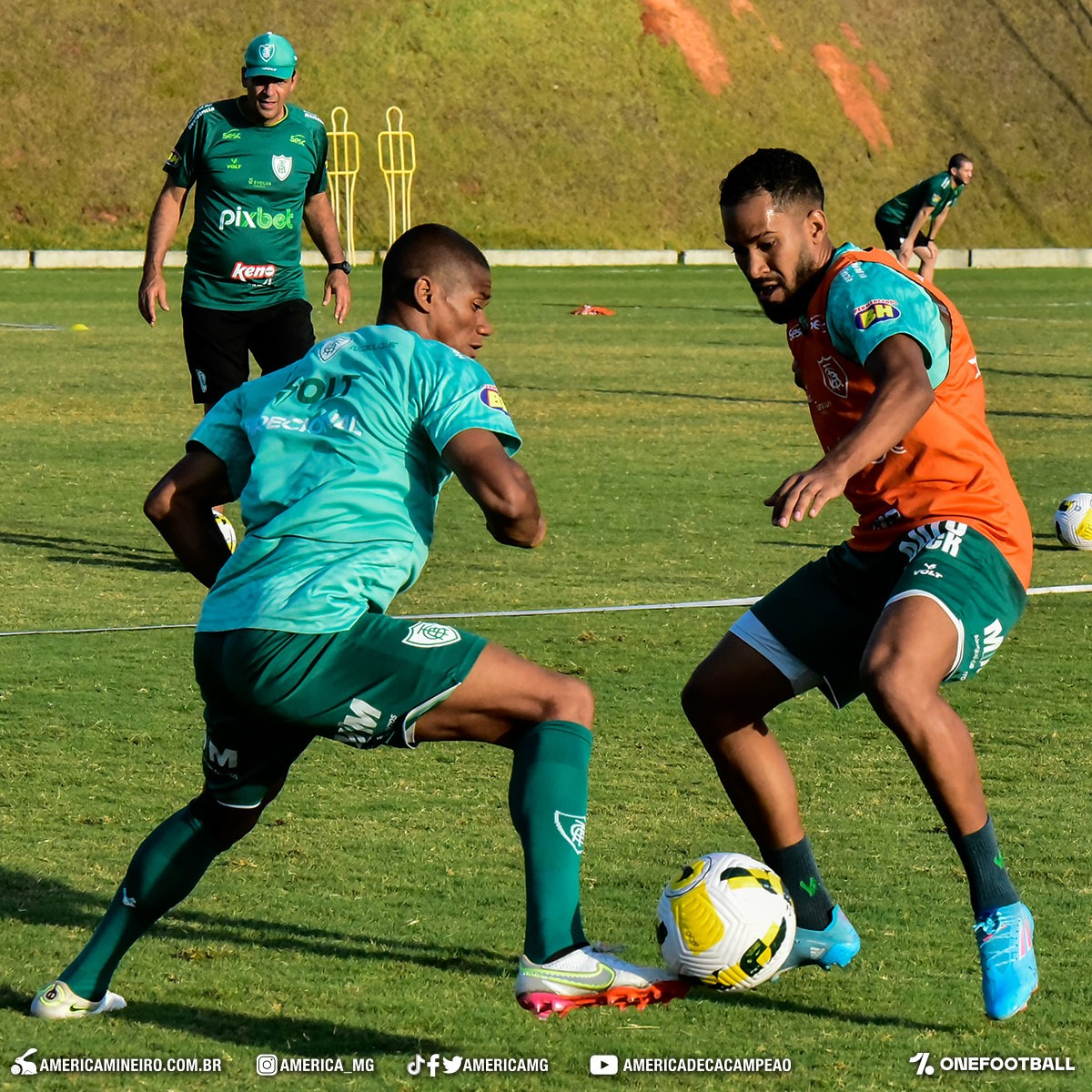 Everaldo e Juninho durante treino desta quarta (1) Twitter/América