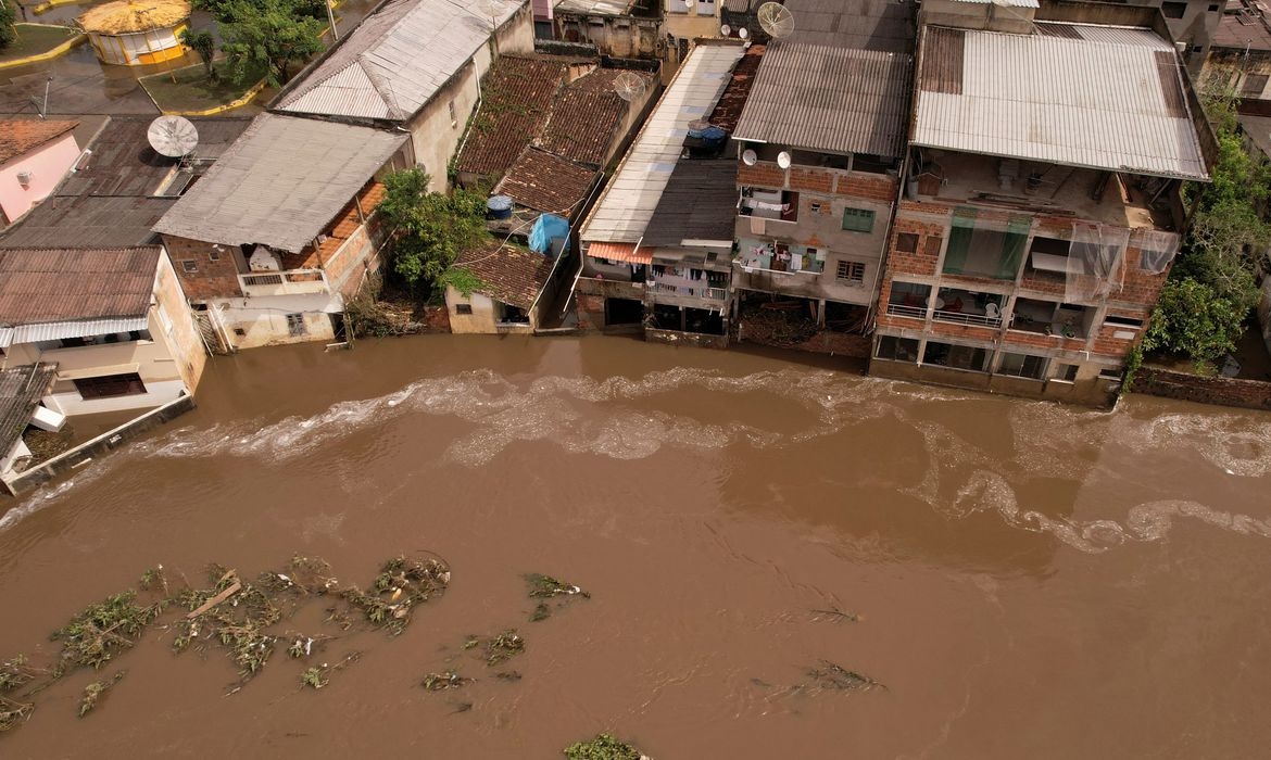 Governo da Bahia cria convênio para construir casas para vítimas das chuvas