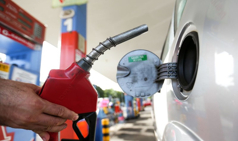 Preço médio da gasolina fica abaixo de R$ 5 pela primeira vez desde 2021 Agência Brasil